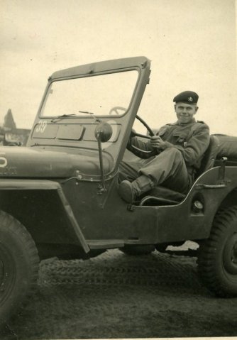 Roger Stevens in legerjeep